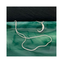 Load image into Gallery viewer, Crescent Moon Necklace