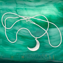 Load image into Gallery viewer, Crescent Moon Necklace